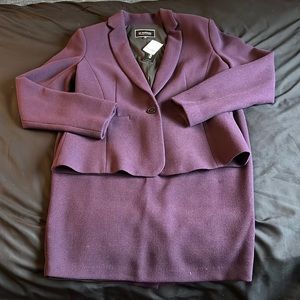 NWT Le Chateau Two-piece Suit with Blazer and Skirt. Sz M/8-10